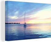 Canvas Schilderij Zeilboot zeilend bij zonsondergang - 120x80 cm - Wanddecoratie