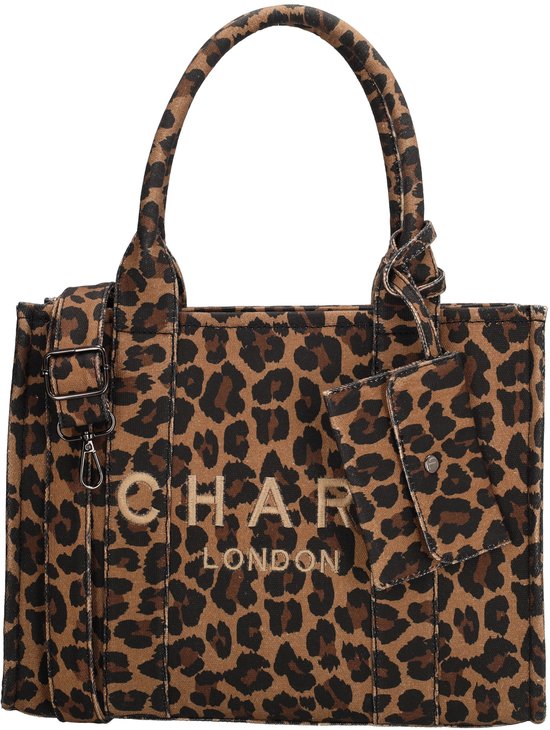Bruine canvas tas met luipaardprint en bruine 'CHA LONDON' opdruk. Heeft een afneembare, verstelbare schouderband.