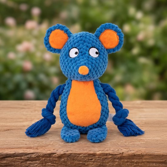 Een blauw-oranje muizenspeeltje met touwarmen, zittend op een houten ondergrond.