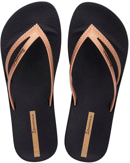 Zwarte Ipanema teenslippers met goudkleurige bandjes en een gevlochten patroon.
