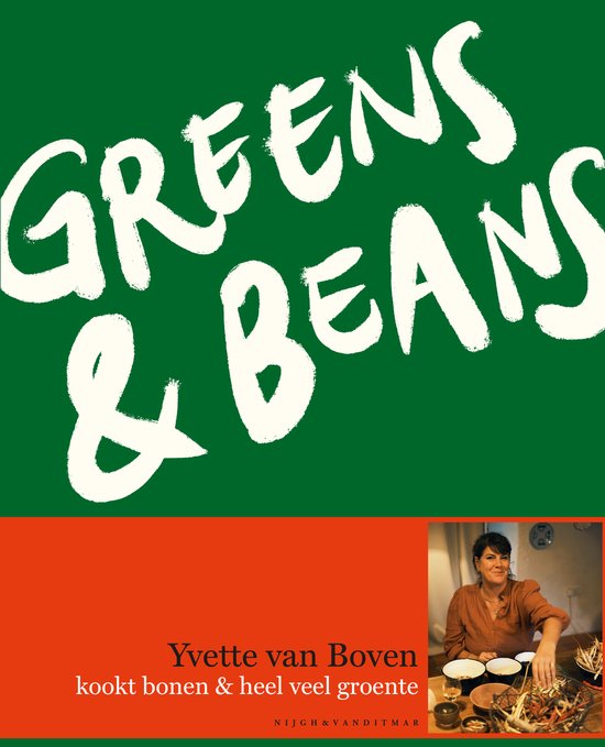 Boekomslag "GREENS & BEANS" met Yvette van Boven die groenten kookt. Tekst: "Yvette van Boven kookt bonen & heel veel groente".