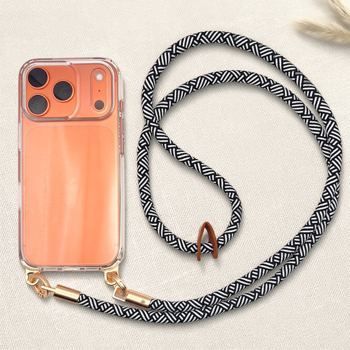 iPhone 17 Pro Max Hoesje met Luxe Telefoonkoord – Transparante Case met Crossbody Lanyard – Fashion Telefoonkoord Dames – Dubbele Gouden Bevestiging – Inclusief Adapter – Zwart Wit Motief