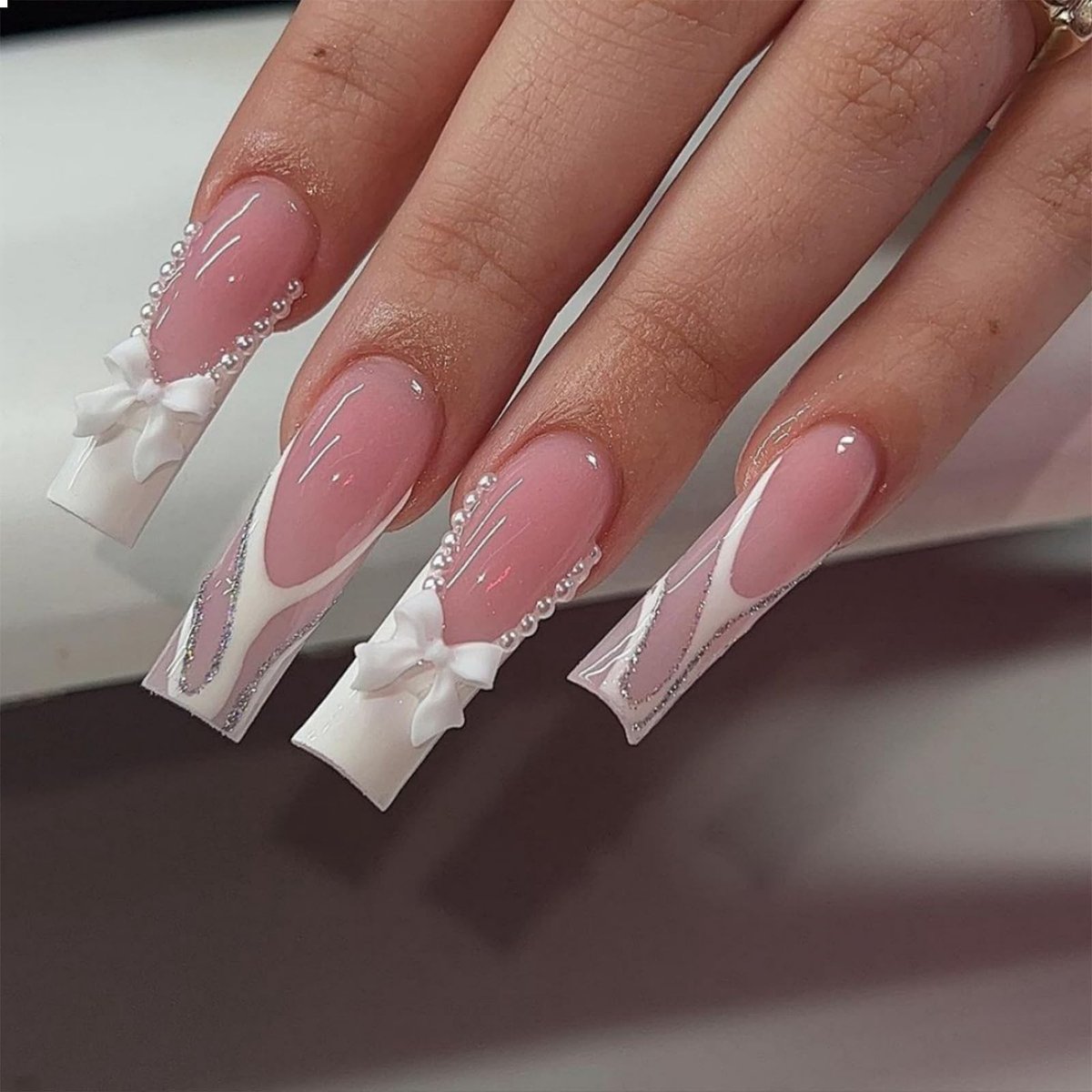 Dailygoods- Kunstnagels 24 Stuks - Lange Vierkante Kunstnagels - Glanzende Kunstdoodskist - Franse Tip met Pareldesigns - Nagels met Strik en Strass - Acrylnagels van Hoge Kwaliteit - Nepnagels