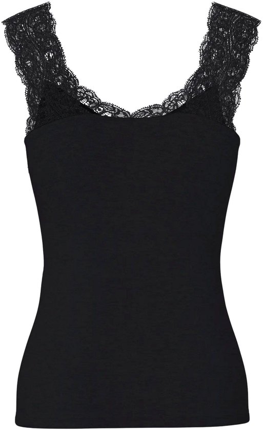Zwarte tanktop met kanten rand langs de V-hals en schouderbandjes, op een witte achtergrond.