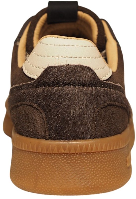 Achterkant van een bruine Maruti sneaker met een bruine rubberen zool, beige en bruine details.