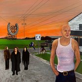 Schilderij van een surrealistische scène met een paardenhoef, mensen, een hond en een rennende man bij zonsondergang.