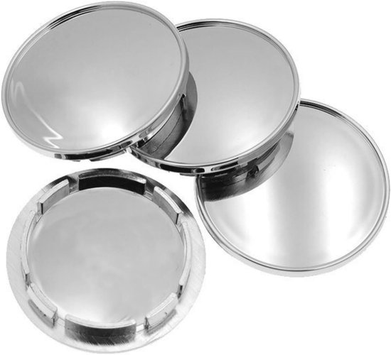 Ensemble de quatre enjoliveurs de moyeu ronds en chrome brillant pour jantes de voiture.