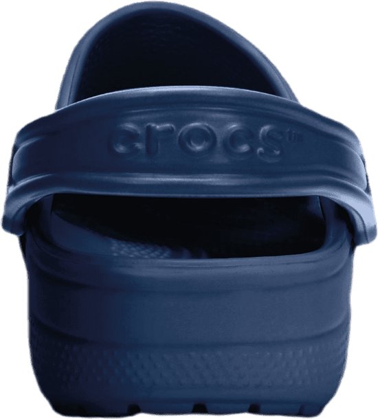 Arrière d'un Crocs Clog bleu marine avec logo 'CROCS'.