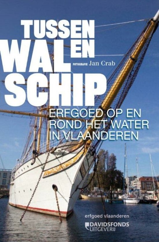 Boekcover 'Tussen wal en schip', met een witte zeilboot in het water.