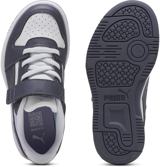Bovenaanzicht van de PUMA sneaker en de donkergrijze buitenzool met patroon en Puma-logo.