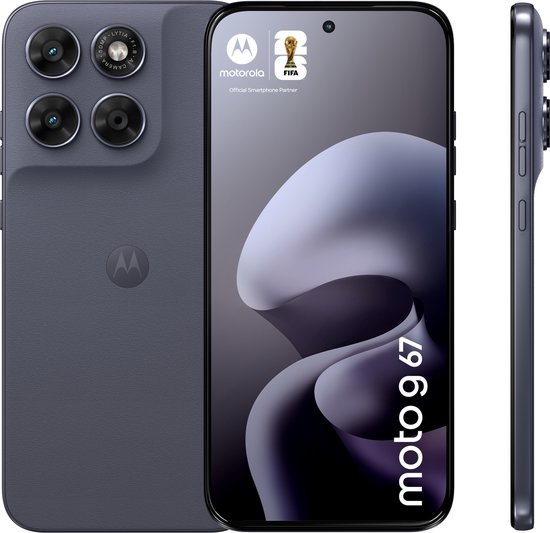Motorola moto g 67 smartphone, de achterkant met camera's en het Motorola logo, en de voorkant met een scherm.