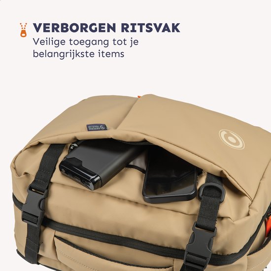 Zandkleurige rugzak open met telefoon en powerbank in een verborgen ritsvak.