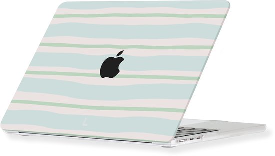 MacBook ouvert avec une coque à rayures douces et ondulées dans des tons vert menthe, vert clair et beige. Le logo Apple noir est visible.