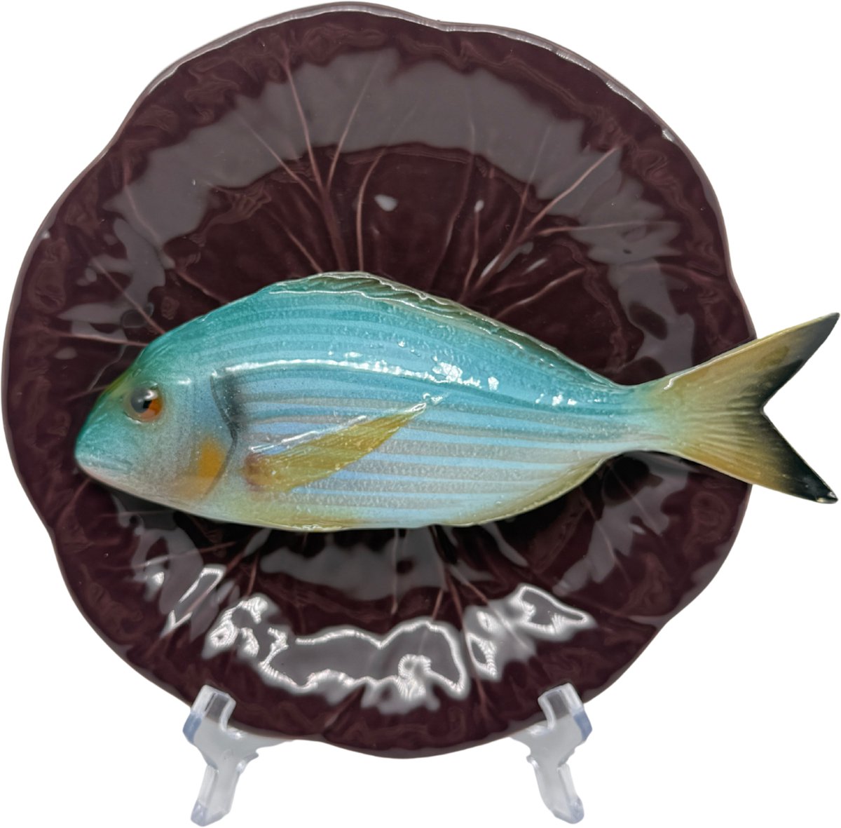 Orata op een aubergine bladvormig bord, 21cm