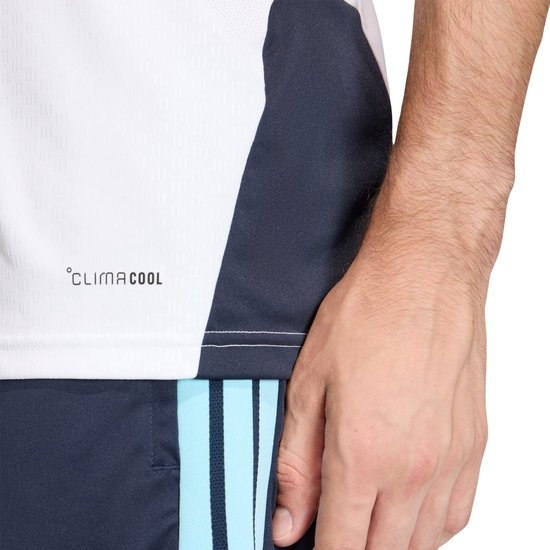Detail van heren shirt met 'CLIMACOOL' tekst en donkerblauwe accenten.