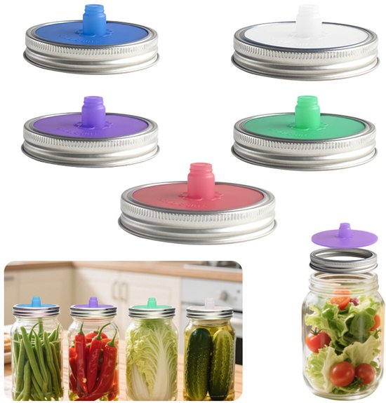 Cinq couvercles de bocaux de conservation bleus, blancs, violets, verts et rouges. Bocaux avec haricots verts, piments, chou et cornichons.