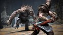 Kratos met zijn bijl kijkt naar een monster met stekels.
