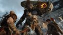 Kratos en zijn zoon kijken naar een reusachtige trol die een boomstam draagt.