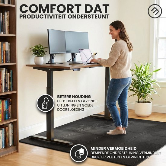Vrouw aan een verstelbaar bureau met twee monitoren en laptop, op een grijze insteekmat.