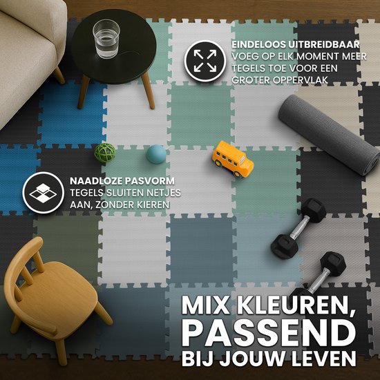 Een speelse vloer van puzzelmatten in verschillende kleuren blauw, grijs, groen en crème. Speelgoed en meubels staan op de mat.