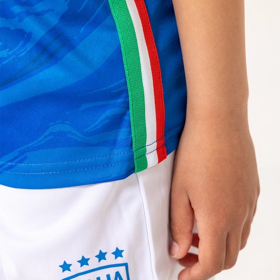 Jongen in blauw Italiaans voetbalshirt met Italiaanse driekleur op de zijkant en witte short.