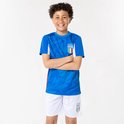 Jongen met gekruiste armen in blauw Italiaans voetbaltenue met marmerprint en witte short.