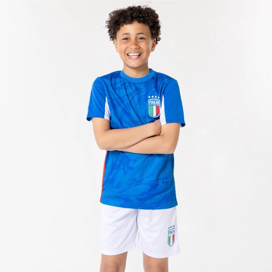 Jongen met gekruiste armen in blauw Italiaans voetbaltenue met marmerprint en witte short.