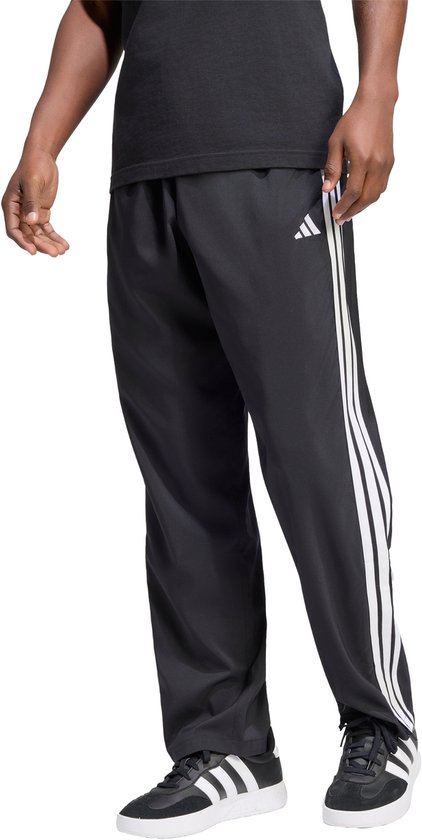 Zwarte sportbroek met witte Adidas strepen op de zijkant en Adidas logo.