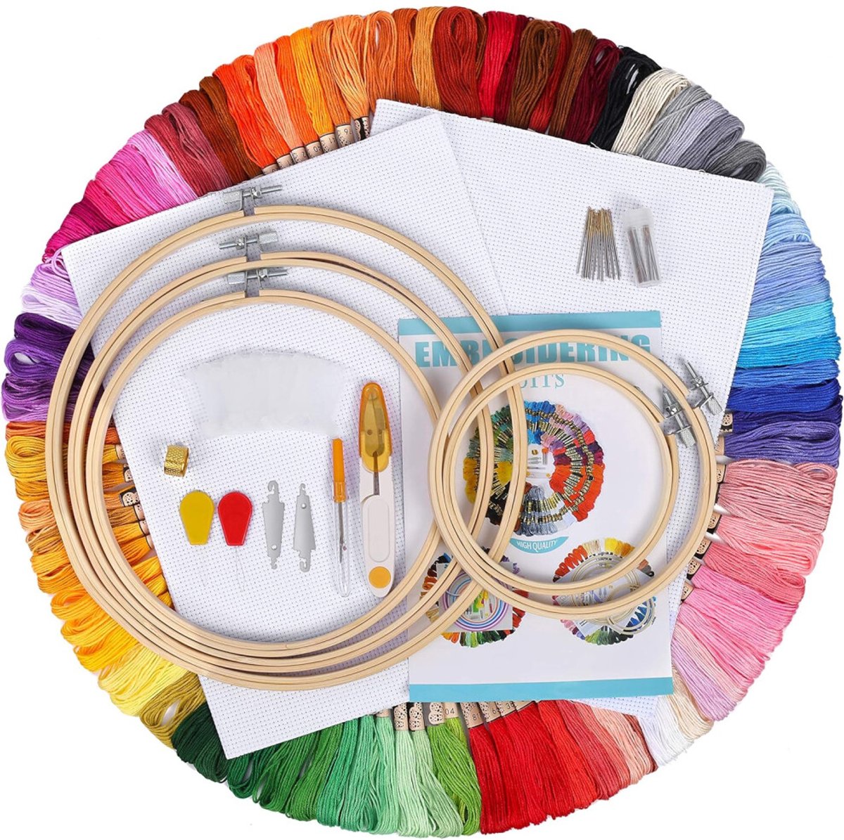 De borduurset 'De Droom van Ambachtelijk Vakmanschap' bevat regenboogkleurig borduurgaren, kruissteekgaren, een bamboe borduurring en een complete set gereedschap.