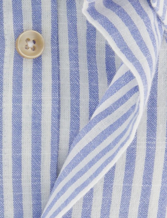 Gedetailleerde close-up van een lichtblauwe en witte gestreepte stof met een enkele beige knoop.