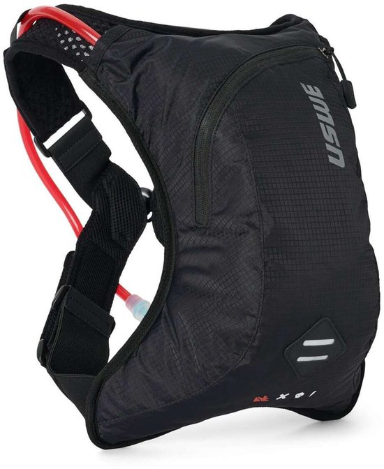 Zwarte USWE Outlander 4 hydratatievest met ritsvak en rode drinkslang.