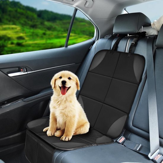 Zwarte autostoelbeschermer in een auto, met een puppy erop.