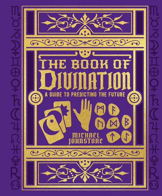 Paarse kaft van 'The Book of Divination' met gouden ornamenten. Bevat tarotkaarten, een hand en runen.