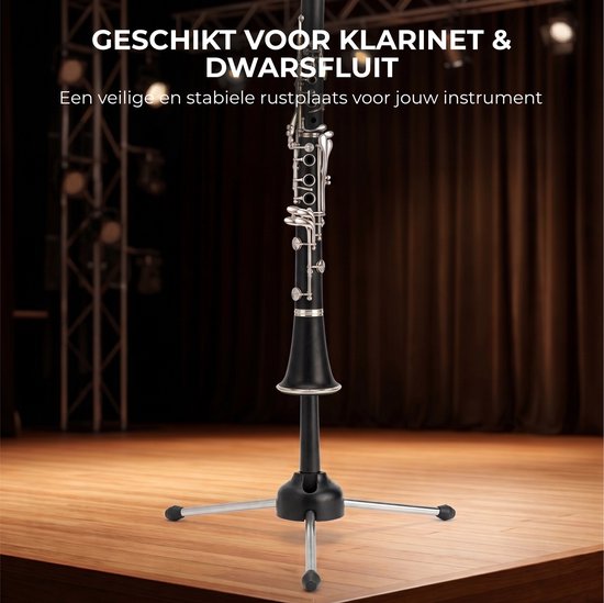 Zwarte dwarsfluit op een zilveren driepootstandaard met zwarte houder en antislipvoetjes, op een podium.