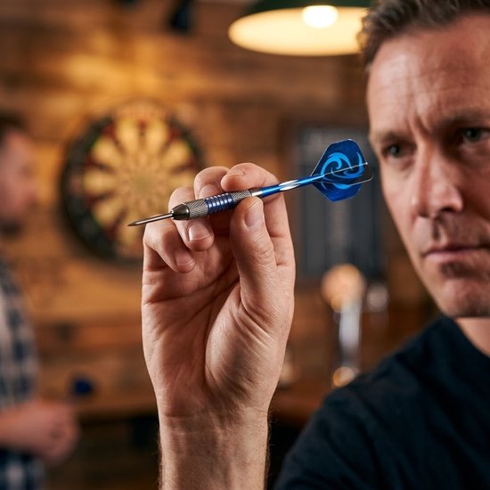 Blauw zwarte dartpijlen set 22g met metalen barrel en aluminium schacht - darts voor heren en dames - dartpijlen met blauwe flights, geribbelde grip en draagbaar dart etui - dartset met 6 darts en accessoires voor dartspel van Merkloos — afbeelding 4