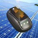 Zwarte slimme sensorlamp met zonnepaneel en oranje pijlen die de stroomrichting aangeven.
