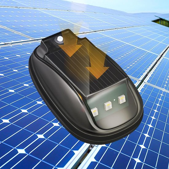 Zwarte slimme sensorlamp met zonnepaneel en oranje pijlen die de stroomrichting aangeven.