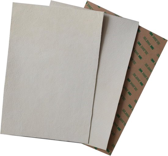 Drie rechthoekige, beige vellen, waarvan één met de achterkant van 3M tape zichtbaar.
