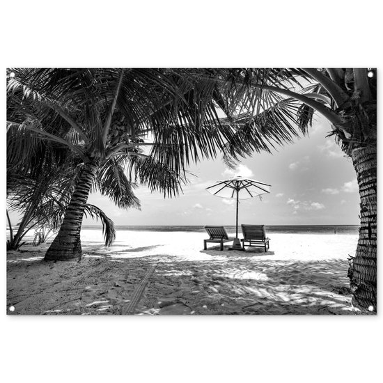 Toile de jardin noir et blanc de palmiers sur une plage de sable avec deux chaises longues et un parasol.