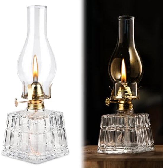 Glazen olielamp met heldere vlam, aan de linkerzijde op witte achtergrond, aan de rechterzijde op donkere achtergrond.