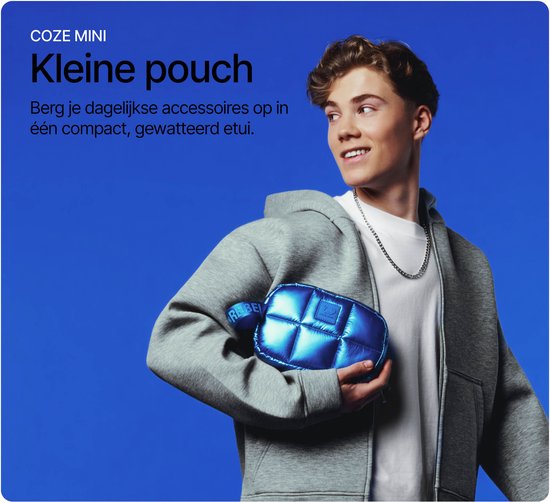 Jonge man met een metallic blauwe Coze Mini tas in zijn hand.