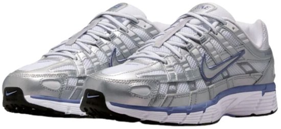 Nike P-6000 sneaker in metallic zilver en indigo, driekwartsaanzicht.