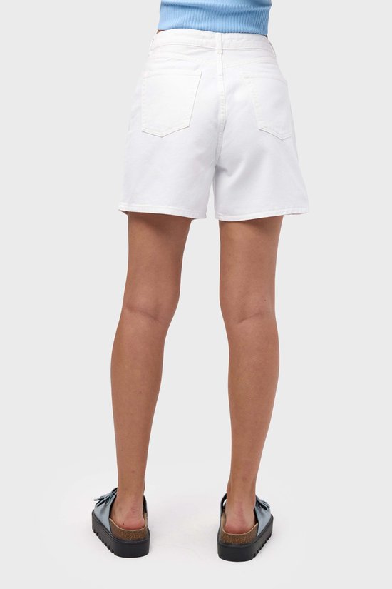 Wit denim short, achterkant, met twee zakken. Een vrouw draagt het met blauwe sandalen.