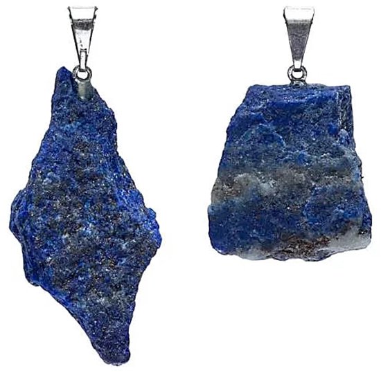 Twee ruwe lapis lazuli edelsteenhangers met zilverkleurige oogjes. De steen is diepblauw met lichtere aders.