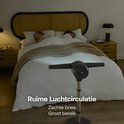 Zwarte en goudkleurige FlexBlade ventilator verspreidt zachte bries door slaapkamer.