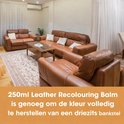 Bruine lederen bankstel in woonkamer. Tekst: '250ml Lederen Kleurherstellende Balsem is genoeg om de kleur volledig te herstellen van een driezits bankstel'.
