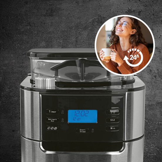 Close-up van de bediening van een zwart en RVS koffiezetapparaat. Een vrouw met bril houdt een kop koffie vast.
