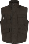Bruin bodywarmer met hoge kraag, vier zakken op de voorkant: twee met klep en twee met rits. Rode stiksels.