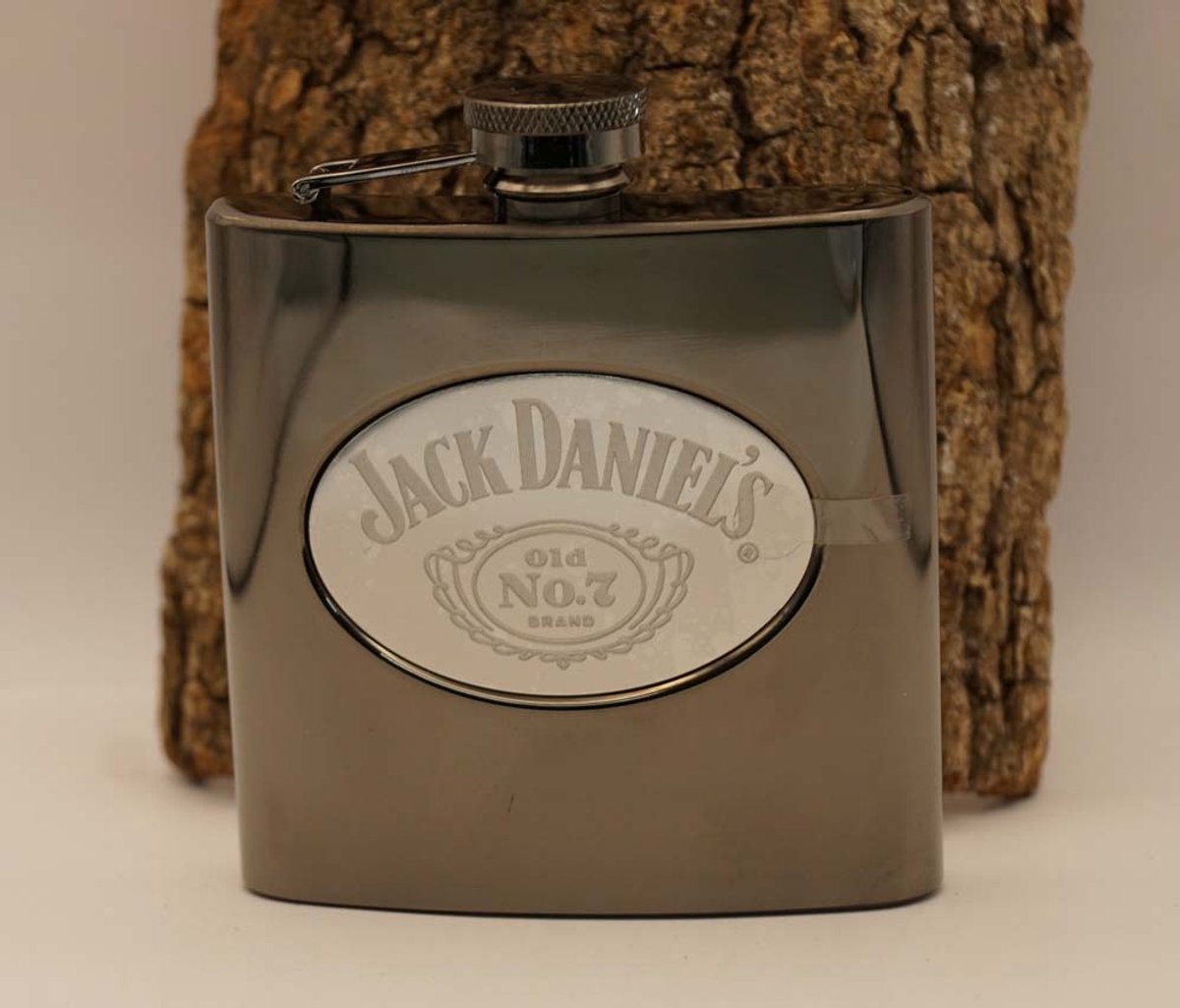 Jack Daniel's Heupfles RVS in de kleur zwart nikkel en logo van Jack Daniel's op zilver ovaal - drinkflesje Jack Daniel's - drank flesje rvs Jack Daniel's - cadeau artikelen Jack Daniel's - Originele Licensed Jack Daniel's drank flesje