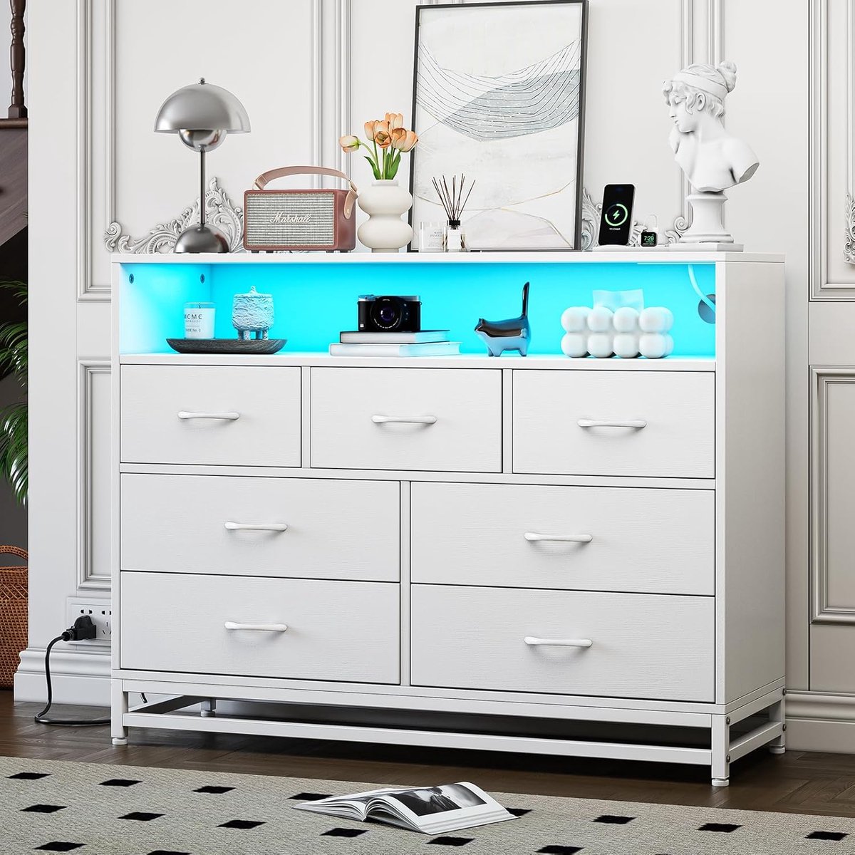 Moderne Witte Ladekast met 7 Laden - Commode met LED-verlichting en Ingebouwd Laadstation (4 Stopcontacten & 2 USB) - Houten Opbergkast voor Slaapkamer, Woonkamer en Gang - 119 x 41 x 94 cm